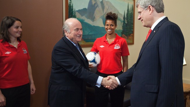 El Presidente Blatter respalda al fútbol femenino en Canadá