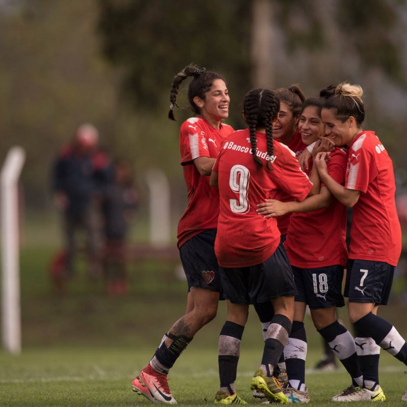 Las Diablas: Las chicas visten de rojo el fútbol